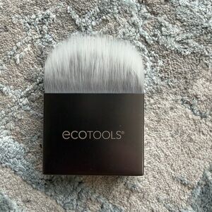 ecotools Black Handle Compact Flat Kabuki Brush with Light Gray Bristles